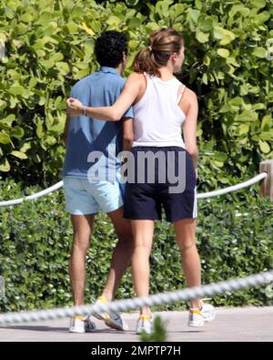 Jamel Debbouze et Melissa Theauriad vont faire du jogging sur la plage de Miami. Melissa cherche en grande forme après avoir eu un bébé seulement en décembre dernier. Miami, Floride. 2/25/09. Le Banque D'Images