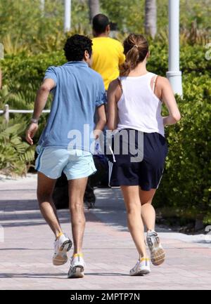 Jamel Debbouze et Melissa Theauriad vont faire du jogging sur la plage de Miami. Melissa cherche en grande forme après avoir eu un bébé seulement en décembre dernier. Miami, Floride. 2/25/09. Le Banque D'Images