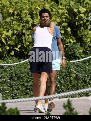 Jamel Debbouze et Melissa Theauriad vont faire du jogging sur la plage de Miami. Melissa cherche en grande forme après avoir eu un bébé seulement en décembre dernier. Miami, Floride. 2/25/09. Le Banque D'Images