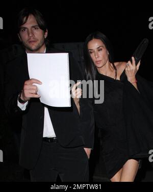 EXCLUSIF !! Demi Moore et son mari Ashton Kutcher sautent le tapis rouge lorsqu'ils arrivent par une porte latérale pour assister aux Freedom Awards au Redondo Beach Peforming Arts Centre. Redondo Beach, CA 11/7/2010 Banque D'Images