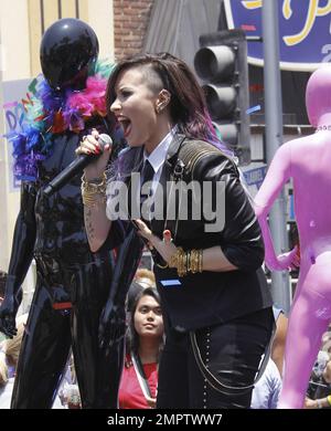 Demi Lovato se produit aujourd'hui à la Pride Parade à West Hollywood en compagnie de danseurs et de mannequins revêtus de latex. Lovato, vêtue de noir, a ajouté de la couleur à sa tenue avec des cheveux teints comme elle a attaché ses chansons. Los Angeles, Californie. 8th juin 2014 Banque D'Images