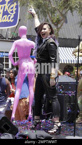 Demi Lovato se produit aujourd'hui à la Pride Parade à West Hollywood en compagnie de danseurs et de mannequins revêtus de latex. Lovato, vêtue de noir, a ajouté de la couleur à sa tenue avec des cheveux teints comme elle a attaché ses chansons. Los Angeles, Californie. 8th juin 2014 Banque D'Images