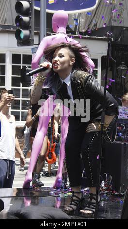 Demi Lovato se produit aujourd'hui à la Pride Parade à West Hollywood en compagnie de danseurs et de mannequins revêtus de latex. Lovato, vêtue de noir, a ajouté de la couleur à sa tenue avec des cheveux teints comme elle a attaché ses chansons. Los Angeles, Californie. 8th juin 2014 Banque D'Images