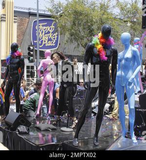 Demi Lovato se produit aujourd'hui à la Pride Parade à West Hollywood en compagnie de danseurs et de mannequins revêtus de latex. Lovato, vêtue de noir, a ajouté de la couleur à sa tenue avec des cheveux teints comme elle a attaché ses chansons. Los Angeles, Californie. 8th juin 2014 Banque D'Images