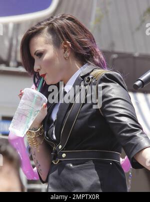 Demi Lovato se produit aujourd'hui à la Pride Parade à West Hollywood en compagnie de danseurs et de mannequins revêtus de latex. Lovato, vêtue de noir, a ajouté de la couleur à sa tenue avec des cheveux teints comme elle a attaché ses chansons. Los Angeles, Californie. 8th juin 2014 Banque D'Images