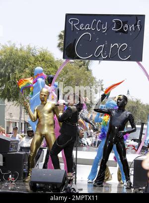 Demi Lovato se produit aujourd'hui à la Pride Parade à West Hollywood en compagnie de danseurs et de mannequins revêtus de latex. Lovato, vêtue de noir, a ajouté de la couleur à sa tenue avec des cheveux teints comme elle a attaché ses chansons. Los Angeles, Californie. 8th juin 2014 Banque D'Images