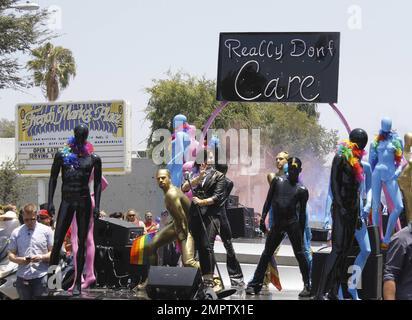 Demi Lovato se produit aujourd'hui à la Pride Parade à West Hollywood en compagnie de danseurs et de mannequins revêtus de latex. Lovato, vêtue de noir, a ajouté de la couleur à sa tenue avec des cheveux teints comme elle a attaché ses chansons. Los Angeles, Californie. 8th juin 2014 Banque D'Images