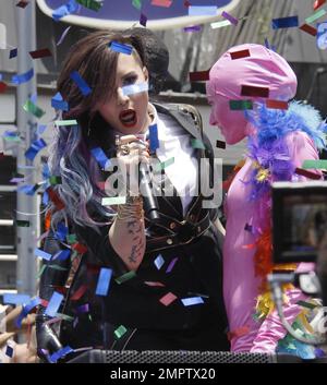 Demi Lovato se produit aujourd'hui à la Pride Parade à West Hollywood en compagnie de danseurs et de mannequins revêtus de latex. Lovato, vêtue de noir, a ajouté de la couleur à sa tenue avec des cheveux teints comme elle a attaché ses chansons. Los Angeles, Californie. 8th juin 2014 Banque D'Images