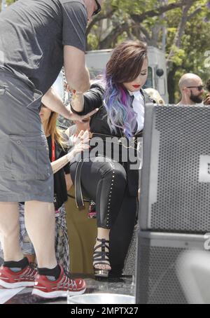 Demi Lovato se produit aujourd'hui à la Pride Parade à West Hollywood en compagnie de danseurs et de mannequins revêtus de latex. Lovato, vêtue de noir, a ajouté de la couleur à sa tenue avec des cheveux teints comme elle a attaché ses chansons. Los Angeles, Californie. 8th juin 2014 Banque D'Images
