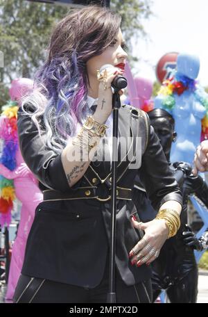 Demi Lovato se produit aujourd'hui à la Pride Parade à West Hollywood en compagnie de danseurs et de mannequins revêtus de latex. Lovato, vêtue de noir, a ajouté de la couleur à sa tenue avec des cheveux teints comme elle a attaché ses chansons. Los Angeles, Californie. 8th juin 2014 Banque D'Images