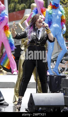 Demi Lovato se produit aujourd'hui à la Pride Parade à West Hollywood en compagnie de danseurs et de mannequins revêtus de latex. Lovato, vêtue de noir, a ajouté de la couleur à sa tenue avec des cheveux teints comme elle a attaché ses chansons. Los Angeles, Californie. 8th juin 2014 Banque D'Images