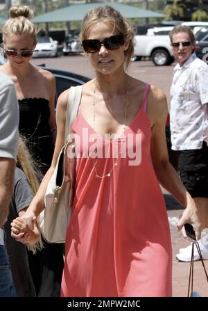 L'actrice Denise Richards a été repérée à Malibu avec ses trois adorables filles et son père. Denise, âgée de 41 ans, portait une sundress de couleur pêche avec des lunettes de soleil et des tongs de Chanel, semblait avoir une journée amusante de shopping avec ses filles, Sam, 8 ans, et Lola, 6 ans. Son père Irv a aidé en poussant le bébé adopté Eloise dans sa poussette. Bien qu'il n'y ait aucun signe de l'ami de Denise, Richie Sambora, il a été rapporté que Denise et les filles ont apprécié une semaine à Hawaï avec Richie et sa fille de 14 ans Ava plus tôt ce mois-ci. Richards et Sambo Banque D'Images