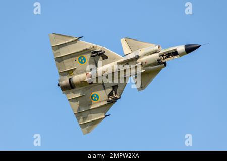 Saab Viggen, avion de chasse à réaction classique suédois du vol historique de l'armée de l'air suédoise, en vol au RAF Waddington Airshow. Viggen se-DXN AJS37 de Saab Banque D'Images