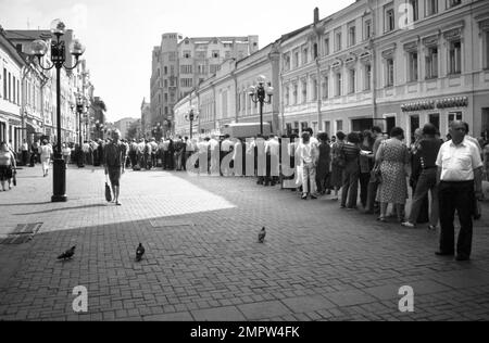 Archives historiques image d'Une longue file d'attente de la population russe, les Moscovites attendant d'acheter du pain dans un magasin, Moscou Russie 1990 pendant la pénurie de nourriture et de pain après la chute de l'Union soviétique. Banque D'Images