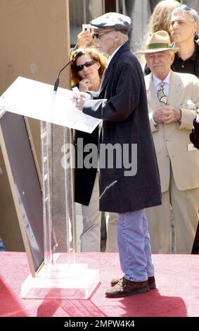 Dennis Hopper, star de « Easy Rider » et de « Blue Velvet », a l'air fragile lorsqu'il reçoit sa star sur le Hollywood Walk of Fame. Jack Nicholson, un ami de longue date, a aidé Hopper à monter sur le podium pendant la cérémonie. Parmi les autres amis présents, mentionnons Dwight Yoakam, chanteur de pays et acteur. Los Angeles, Californie. 3/26/10. . Banque D'Images
