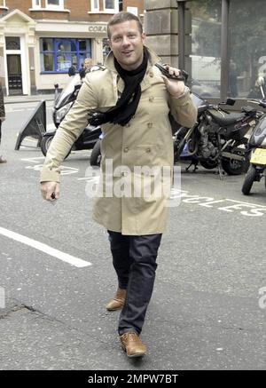 Dermot O'Leary, personnalité de la radio et de la télévision irlandaise, quitte BBC radio 2 après le travail portant un trench-coat et un foulard à la mode. Selon les rapports O'Leary, qui accueille également la très populaire émission de télévision « The X Factor », peut déjà avoir un remplaçant aligné s'il décide de prendre un travail avec la version américaine de l'émission, avec des rumeurs suggérant que la personnalité de télévision Christine Bleakley mai prendre sa place. Londres, Royaume-Uni. 10/14/10. Banque D'Images