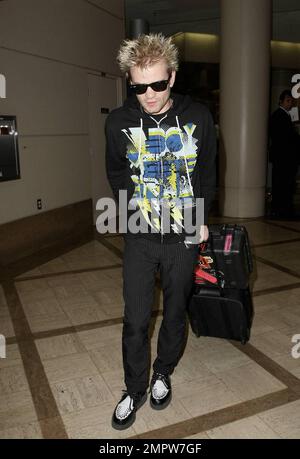 Deryck Whibley arrive à LAX après un voyage à Moscou pour les prix de la télévision Muz. Il a l'air fatigué mais pousse ses bagages vers la voiture d'attente. Los Angeles, Californie. 6/6/09. . Banque D'Images