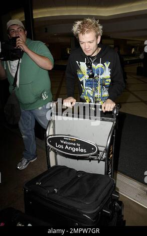Deryck Whibley arrive à LAX après un voyage à Moscou pour les prix de la télévision Muz. Il a l'air fatigué mais pousse ses bagages vers la voiture d'attente. Los Angeles, Californie. 6/6/09. . Banque D'Images
