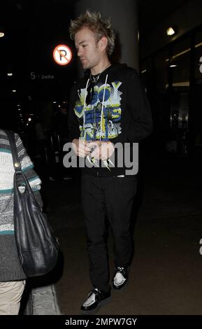 Deryck Whibley arrive à LAX après un voyage à Moscou pour les prix de la télévision Muz. Il a l'air fatigué mais pousse ses bagages vers la voiture d'attente. Los Angeles, Californie. 6/6/09. . Banque D'Images