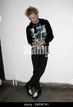 Deryck Whibley arrive à LAX après un voyage à Moscou pour les prix de la télévision Muz. Il a l'air fatigué mais pousse ses bagages vers la voiture d'attente. Los Angeles, Californie. 6/6/09. . Banque D'Images