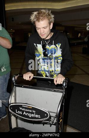 Deryck Whibley arrive à LAX après un voyage à Moscou pour les prix de la télévision Muz. Il a l'air fatigué mais pousse ses bagages vers la voiture d'attente. Los Angeles, Californie. 6/6/09. . Banque D'Images