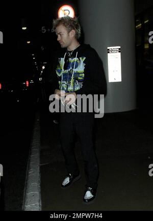 Deryck Whibley arrive à LAX après un voyage à Moscou pour les prix de la télévision Muz. Il a l'air fatigué mais pousse ses bagages vers la voiture d'attente. Los Angeles, Californie. 6/6/09. . Banque D'Images