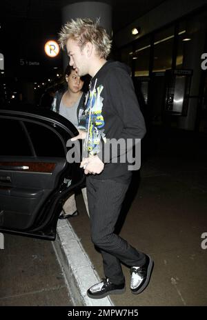 Deryck Whibley arrive à LAX après un voyage à Moscou pour les prix de la télévision Muz. Il a l'air fatigué mais pousse ses bagages vers la voiture d'attente. Los Angeles, Californie. 6/6/09. . Banque D'Images