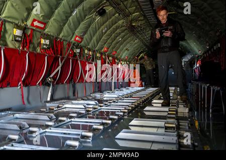 ÉTATS-UNIS Airman Dakota Griffis, spécialiste du ravitaillement en vol de l'escadron 384th Air, inspecte les rouleurs de fret avant le décollage de la base aérienne de Fairchild, Washington, le 18 novembre 2022. Selon la configuration de stockage du carburant, l'avion KC-135 Stratotanker peut transporter jusqu'à 83 000 livres de cargaison, qui est chargée, déchargée et surveillée par des spécialistes du ravitaillement en vol. Banque D'Images