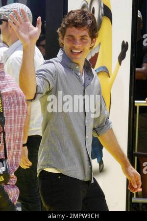 James Marsden arrive au Nokia Theatre L.A. En direct pour la première du nouveau film CGI 3-D d'Universal Pictures 'Despicable Me'. Les stars du film ont fait le voyage de l'autre côté de la rue depuis le tapis jaune pour prendre des photos avec les fans et signer des autographes. Los Angeles, Californie. 06/27/10. Banque D'Images