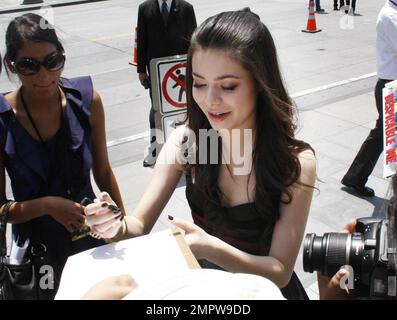 Miranda Cosgrove, voix de Margo, arrive au Nokia Theatre L.A. En direct pour la première du nouveau film CGI 3-D d'Universal Pictures 'Despicable Me'. Les stars du film ont fait le voyage de l'autre côté de la rue depuis le tapis jaune pour prendre des photos avec les fans et signer des autographes. Los Angeles, Californie. 06/27/10. . Banque D'Images