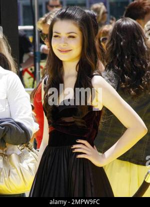 Miranda Cosgrove, voix de Margo, arrive au Nokia Theatre L.A. En direct pour la première du nouveau film CGI 3-D d'Universal Pictures 'Despicable Me'. Les stars du film ont fait le voyage de l'autre côté de la rue depuis le tapis jaune pour prendre des photos avec les fans et signer des autographes. Los Angeles, Californie. 06/27/10. . Banque D'Images