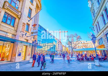 BUDAPEST, HONGRIE - 2 MARS 2022: La rue Vaci est la rue principale et la plus proche des touristes avec de grands centres commerciaux, des boutiques de souvenirs et des restaurants, Banque D'Images