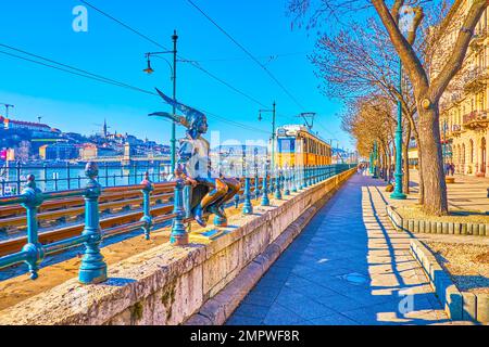 BUDAPEST, HONGRIE - 2 MARS 2022 : statue de la petite princesse sur les rails de la ligne de tramway sur la promenade du Danube, sur 2 mars à Budapest Banque D'Images