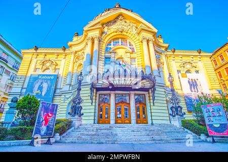 BUDAPEST, HONGRIE - 2 MARS 2022 : façade de Vigszinhaz (théâtre de comédie) avec portail d'entrée, sur 2 mars à Budapest Banque D'Images