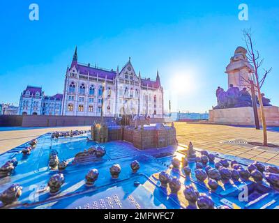 La vue sur le bâtiment du Parlement de la Hongrie à travers son petit modèle, monté sur la place à côté, Budapest, Hongrie Banque D'Images