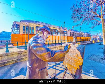 BUDAPEST, HONGRIE - 2 MARS 2022 : Pont de la chaîne de peinture, statue d'Ignac Roskovics sur la promenade du Danube, sur 2 mars à Budapest Banque D'Images