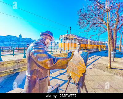 BUDAPEST, HONGRIE - 2 MARS 2022 : le paysage urbain de Budapest sur la peinture d'Ignac Roskovics, statue sur la promenade du Danube, sur 2 mars à Budapest Banque D'Images