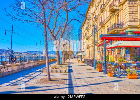 BUDAPEST, HONGRIE - 2 MARS 2022 : la Promenade du Danube est un endroit idéal pour les promenades de loisir le long de la rivière, en profitant d'une vue magnifique, sur 2 mars à Budapest Banque D'Images