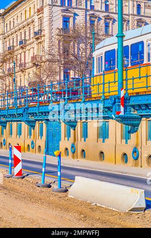 Le tramway jaune rero de Budapest se déplace sur la ligne de tramway Jane Haining Rkp le long du remblai du Danube, en Hongrie Banque D'Images
