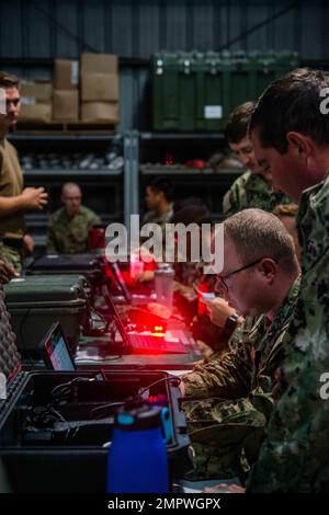 221118-N-VF045-1014 STATION NAVALE ROTA (Espagne) (18 novembre 2022) les Seabés affectés au bataillon de construction mobile navale (NMCB) 11, traitent les évacués simulés au cours d'un exercice de centre de contrôle d'évacuation. Le NMCB 11, affecté au commandant de la Force opérationnelle (CTF) 68, est déployé à travers les États-Unis Forces navales zone d'opérations Europe-Afrique, employée par les États-Unis Sixième flotte pour défendre les intérêts des États-Unis, des alliés et des partenaires. Banque D'Images