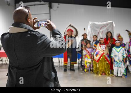 Le colonel Patrick Brady-Lee, 97th, commandant adjoint de l'aile Air Mobility, présente une photo des danseurs de la jeunesse de la Nation Comanche ainsi que le chef Jason Goodblank de la tribu Cheyenne au centre d'exposition du comté de Jackson, le 19 novembre 2022, à Altus, en Oklahoma. Brady-Lee, le personnel de la base et d'autres membres de la communauté Altus ont été invités à sauter avec les danseurs vers la fin de la représentation. Banque D'Images