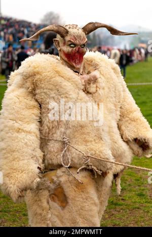 Cossplay participant au costume de monstre étrange effrayant au festival annuel d'hiver Simitlia à Simitli, Comté de Blagoevgrad, Bulgarie, Europe de l'est, UE Banque D'Images