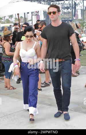 DITA Von Teese et Louis-Marie de Castelbajac au jour 2 du Festival de musique et d'arts de Coachella 2010. Indio, Californie 4/17/10. Banque D'Images