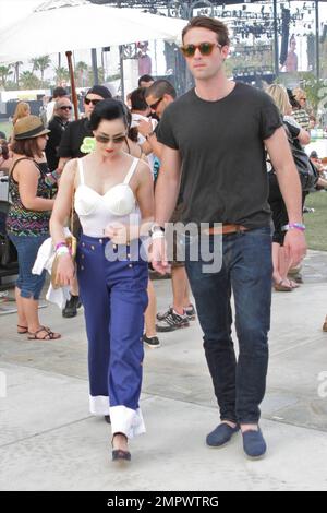 DITA Von Teese et Louis-Marie de Castelbajac au jour 2 du Festival de musique et d'arts de Coachella 2010. Indio, Californie 4/17/10. . Banque D'Images