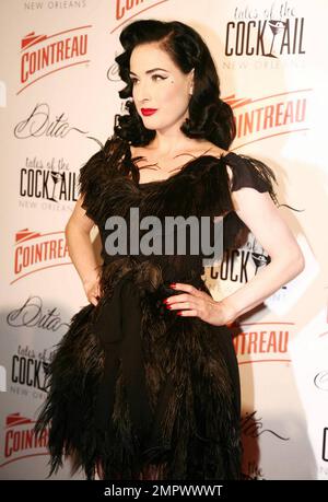 Classique belle Dita Von Teese pose pour les photographes alors qu'elle arrive à la Maison du Blues où elle performedÊher sultry ÒBe CointrauversialÓ burlesque acte, une première pour elle à la Nouvelle-Orléans, présenté par Cointreau. La marque française de spiritueux a accueilli la performance d'ouverture du famedÊcocktail festivalÊTales du cocktail 2010. Vêtu d'une robe de cocktail à plumes Dita posée avec un groupe de personnages intéressants et un délicieux martini. La Nouvelle-Orléans, LOUISIANE. 07/20/10. Banque D'Images