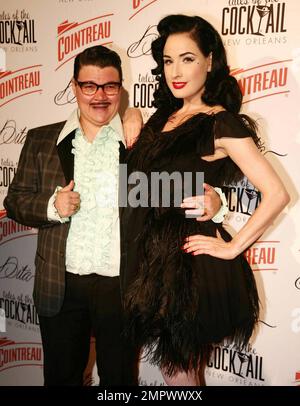 Classique belle Dita Von Teese pose pour les photographes alors qu'elle arrive à la Maison du Blues où elle performedÊher sultry ÒBe CointrauversialÓ burlesque acte, une première pour elle à la Nouvelle-Orléans, présenté par Cointreau. La marque française de spiritueux a accueilli la performance d'ouverture du famedÊcocktail festivalÊTales du cocktail 2010. Vêtu d'une robe de cocktail à plumes Dita posée avec un groupe de personnages intéressants et un délicieux martini. La Nouvelle-Orléans, LOUISIANE. 07/20/10. Banque D'Images