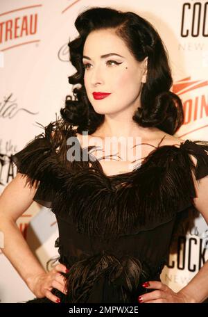 Classique belle Dita Von Teese pose pour les photographes alors qu'elle arrive à la Maison du Blues où elle performedÊher sultry ÒBe CointrauversialÓ burlesque acte, une première pour elle à la Nouvelle-Orléans, présenté par Cointreau. La marque française de spiritueux a accueilli la performance d'ouverture du famedÊcocktail festivalÊTales du cocktail 2010. Vêtu d'une robe de cocktail à plumes Dita posée avec un groupe de personnages intéressants et un délicieux martini. La Nouvelle-Orléans, LOUISIANE. 07/20/10. . Banque D'Images