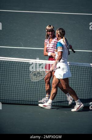 Chris Evert (USA) défait par Martina Navratilova lors de la finale de l'US Open tennis 1983. Banque D'Images