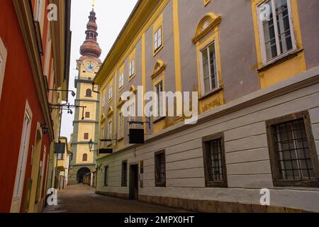 Une rue calme à Klagenfurt am Worthersee, Carinthie, Autriche. La rue est la rue Pfarrhofgasse, et le 17th siècle Pfarrkirche Banque D'Images