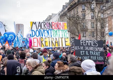 Paris, France, le 31th janvier 2023. Des manifestants avec des bannières contre la réforme des retraites de Macron - Jacques Julien/Alay Live News Banque D'Images